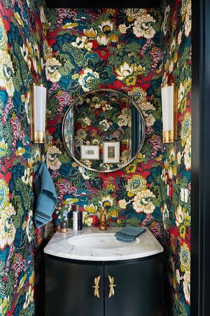 Необычные стены в ванной комнате, от которых рябит в глазах, но смотрится это красиво
