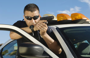 Почему американские полицейские прячутся за дверями автомобилей, если те не защищают от пуль