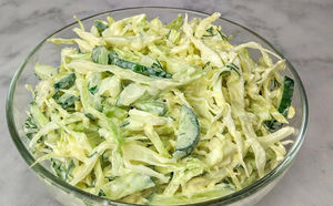 Смешиваем капусту и огурцы, но салат воспринимают как новый. Хитрость в заправке из сметаны с горчицей