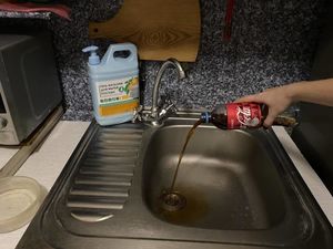 Кола для засоренного слива, или Как очистить труднодоступные места в кухне странными средствами