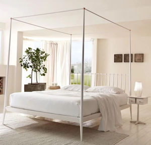 Кровати-платформы, балдахины и блеск металла: тренды интерьера современной спальни