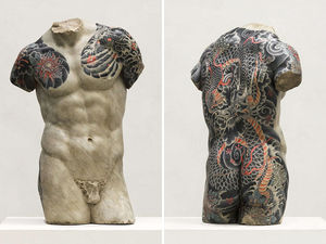 Итальянский художник набивает классическим скульптурам татуировки