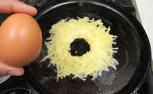 Соединяем яичницу и тертую картошку. Новое блюдо можно есть и на завтрак, и на ужин