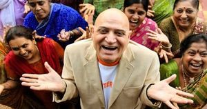 Индийский врач-йог помогает оздоровиться и накачать пресс при помощи смеха