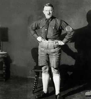 Почему Гитлер носил трусы ниже колен