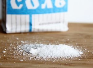 Зачем добавлять соль в конце стирки и ещё 13 способов использования обычной соли