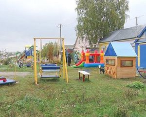 Первая детская площадка в поселке, построенная своими руками, подлежит сносу
