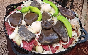 Мясо с луком в камнях. Готовим любимое блюдо Чингисхана