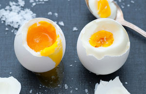 Как сварить куриные яйца без кипячения: выходит вкуснее и полезнее