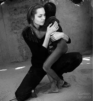 Одна лишь Анджелина Джоли ездит лично по горячим точкам, хотя публичной благотворительностью занимаются многие в Голливуде