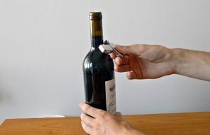 Зрелищный способ открытия винной бутылки при помощи зажигалки