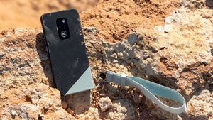 Motorola Defy (2021) – защищённый смартфон с ремешком на руку