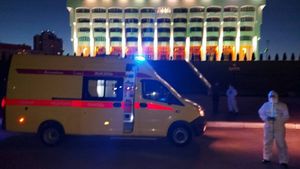 Во Владимире «скорая» привезла пациента к зданию администрации из-за нехватки мест в больницах