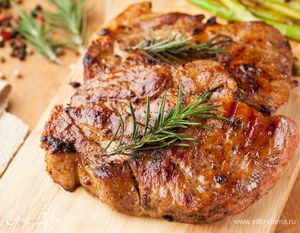 К барбекю готовы: рецепты маринования стейков из свинины