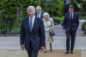 Байден нарушил королевский протокол на саммите G7 в Великобритании