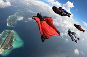 Видео: Каково это — полетать в небе над Мальдивами в костюме-крыле