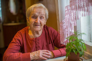 Моя бабушка в свои 85 лет говорила, что "долго жить - плохо жить".