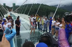 Видео: Что будет, если ударить кувалдой по одному из длиннейших стеклянных мостов мира
