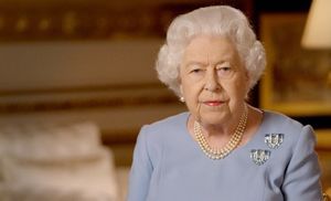 Вопреки всему: королева Елизавета II продолжает хранить портрет принца Гарри и Меган Маркл