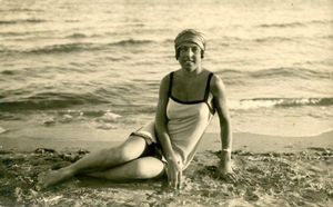 Купальщицы крымских пляжей в 20 — 50 годы XX века (19 фото)