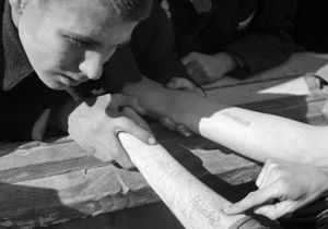 Заключённый № 32407: судьба главного татуировщика «Освенцима»