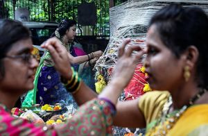 Фото дня: праздник Ват-пурнима в Индии