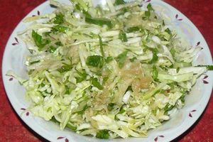 Вкусный салат из двух видов молодой капусты