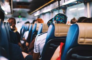 Вежливо ли откидывать спинку кресла в автобусе или самолете