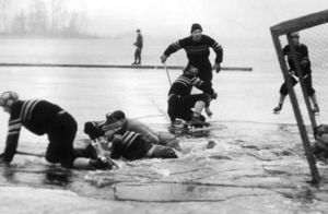 Фото дня: матч по хоккею, потерпевший фиаско, 1959 год