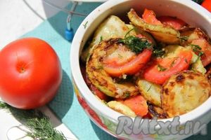Салат с помидорами и жареными кабачками