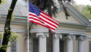 Посольство США в Минске приостановило запись на получение неиммиграционных виз