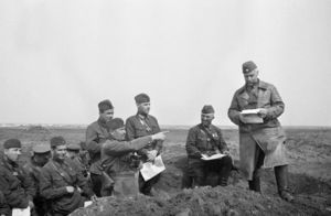 Почему русские солдаты носили кобуру с правой стороны, а немецкие — с левой