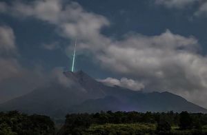 Видео: Фотограф случайно снял загадочный объект, упавший в жерло вулкана Мерапи