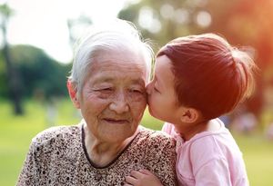 Ложь во имя любви: китаянка 13 лет обманывала бабушку, чтобы не разбить ей сердце