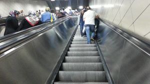 Почему в метро у эскалатора поручень всегда едет быстрее ступенек