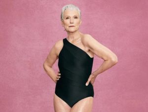 73-летняя мама Илона Маска теперь рекламирует купальники