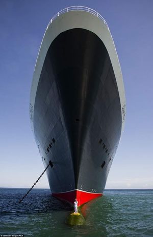 Корабль Queen Mary-2 и его капитан Кевин Опри