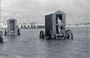 Специальные машины для купания, или Как купались на пляжах скромницы XIX века