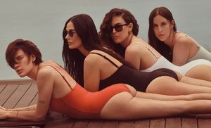 Летнее настроение: Деми Мур с дочерьми в рекламе купальников
