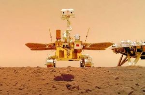 Фото дня: китайский марсоход на Красной планете
