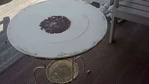 Как обновить старый стол при помощи разбитых тарелок