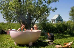 Почему в Финляндии ванны ставят не в ванных комнатах, а на пастбищах