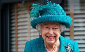 Королева Елизавета II посетила съемочную площадку старейшего сериала Великобритании