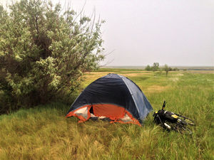 Поставил палатку в Казахстанской степи у дороги. Утром меня разбудил мужской голос: "Турист, открывай, я тебе поесть принёс!"