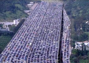 Как выглядит и почему произошла крупнейшая в мире 12-дневная пробка на 100 км из 50 рядов автомобилей