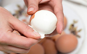 Скорлупа яиц при очистке сходит почти сама. Стоит только добавить при варке соль и соду