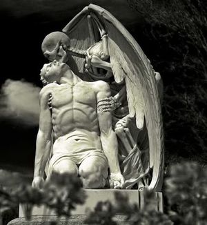 Скульптура «Поцелуй смерти» — одна из самых печальных и красивых статуй Барселоны