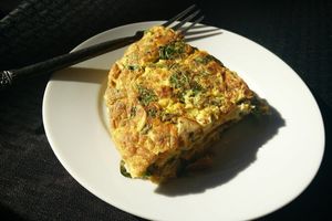 Быстрый сырный омлет с тунцом: вкусный и питательный завтрак