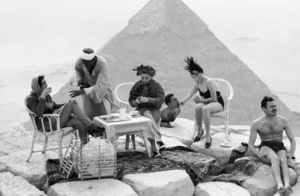Фото дня: первые туристы у египетских пирамид