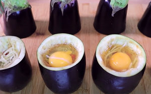Разбиваем яйца внутрь баклажанов и ставим в духовку. Продукты простые, а получается как в ресторане